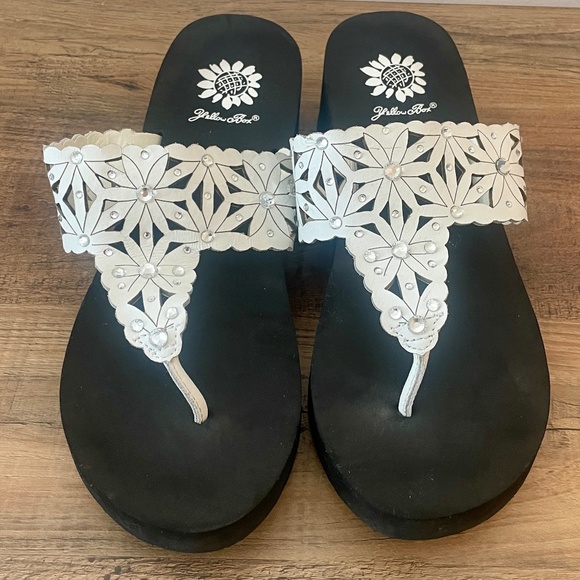 Yellowbox Sandals, T Strap, Black with White floral (rhinestones), 7.5 EUC - Picture 2 of 7